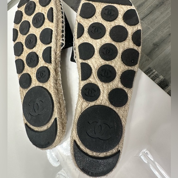 Chanel Women’s slides size 40 in black and gold - Picture 3 of 10